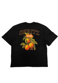 Schwarzes Baumwoll-T-Shirt mit einem großen, bunten Aufdruck von Orangen mit grünen Blättern. Der Text lautet "SPRITZ CLUB" darüber und "Made in ITALY" darunter.