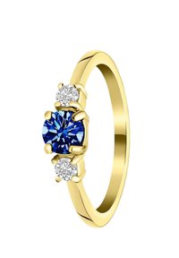 Gouden ring met een centrale blauwe edelsteen, geflankeerd door twee kleinere heldere stenen, gladde band met een gepolijste afwerking, ingewikkelde klauwinstellingen.