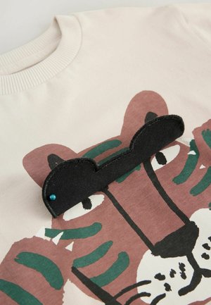 Helles Sweatshirt mit einem Tiger-Graphic in den Farben Rosa, Grün und Schwarz, versehen mit einem strukturierten schwarzen Stoffakzent.