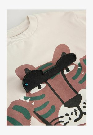 Lysfarvet sweatshirt med et tigermotiv i nuancer af pink, grøn og sort, med en struktureret sort stofaccent.