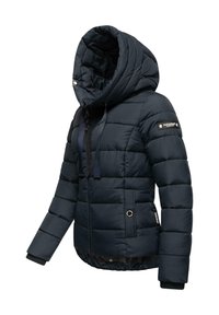 Veste matelassée bleu marine avec capuche, dotée d'une fermeture éclair à l'avant, de deux poches latérales et de poignets côtelés. Elle arbore un logo de marque brillant sur la manche.