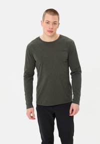 Camicia a maniche lunghe di colore verde scuro, realizzata in un tessuto morbido e texturizzato. Presenta un collo rotondo e un piccolo logo sul lato sinistro del petto. Vestibilità casual.