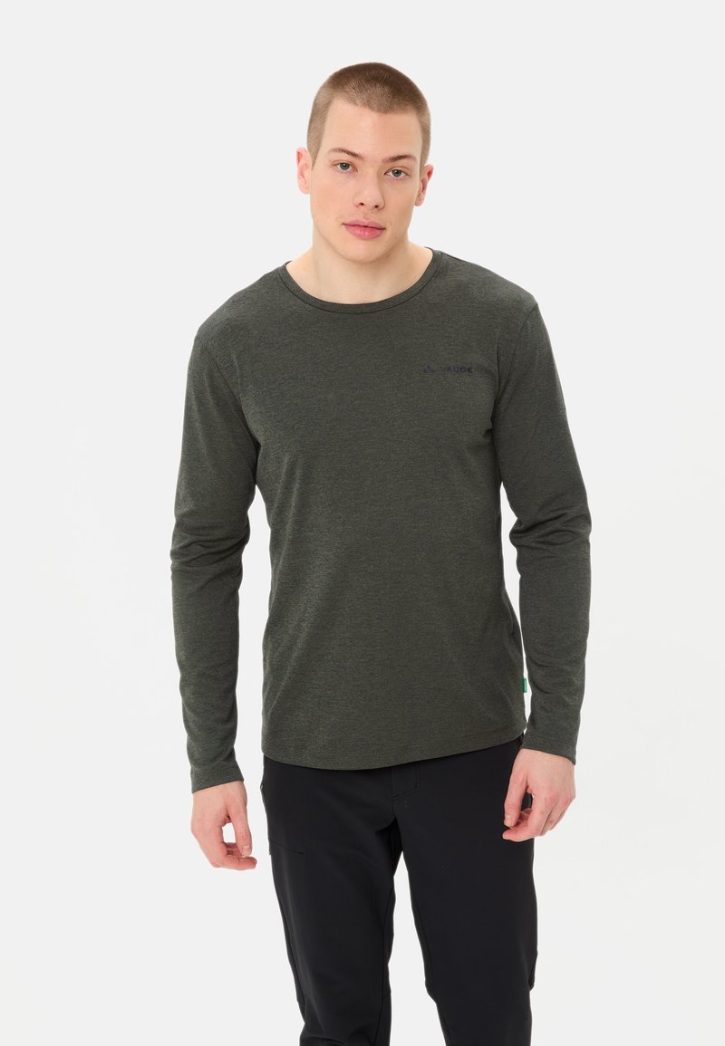Camicia a maniche lunghe di colore verde scuro, realizzata in un tessuto morbido e texturizzato. Presenta un collo rotondo e un piccolo logo sul lato sinistro del petto. Vestibilità casual.