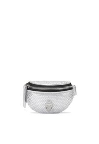 Zilveren netstof pouch tas met een gestructureerd oppervlak, ritssluiting en een opvallend logoaccent aan de voorkant. Compact en rond ontwerp.