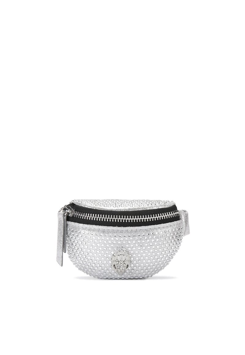 Zilveren netstof pouch tas met een gestructureerd oppervlak, ritssluiting en een opvallend logoaccent aan de voorkant. Compact en rond ontwerp.