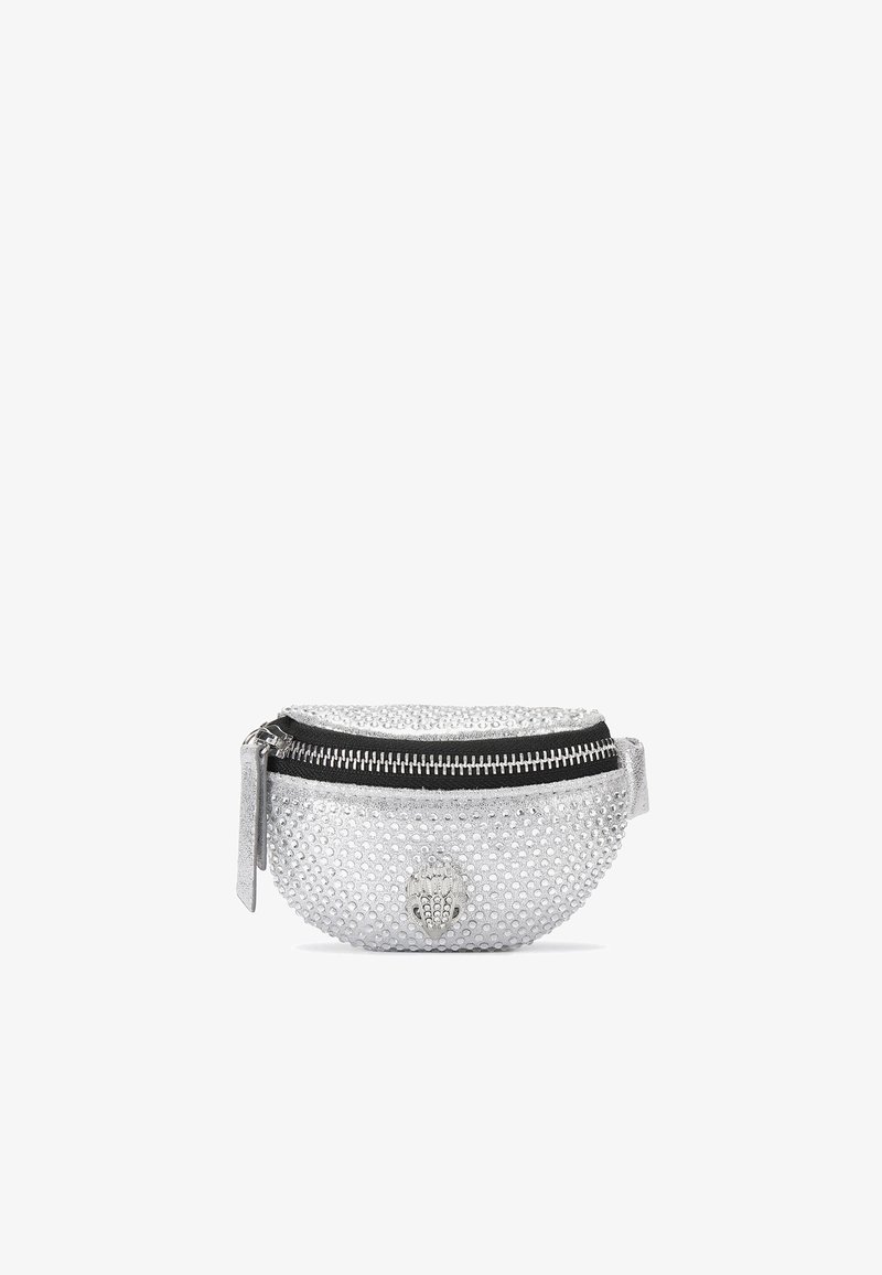 Zilveren netstof pouch tas met een gestructureerd oppervlak, ritssluiting en een opvallend logoaccent aan de voorkant. Compact en rond ontwerp.