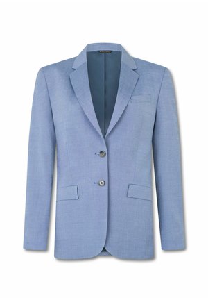 Blazer bleu clair sur mesure avec revers crantés, deux poches à rabat à l'avant, poche poitrine passepoilée, et fermeture à deux boutons.