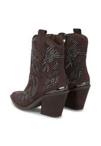 Para ciemno brązowych zamszowych botków za kostkę na blokowym obcasie, z bocznymi suwakami, pętelkami do zakładania oraz ozdobnymi wzorami z srebrnych ćwieków.