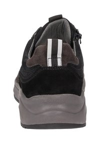 Zwarte suède sneaker met een grijze rubberen zool en een rits aan de achterkant. Voorzien van een gestreepte trekstrap en een textuur in de binnenvoering voor comfort.