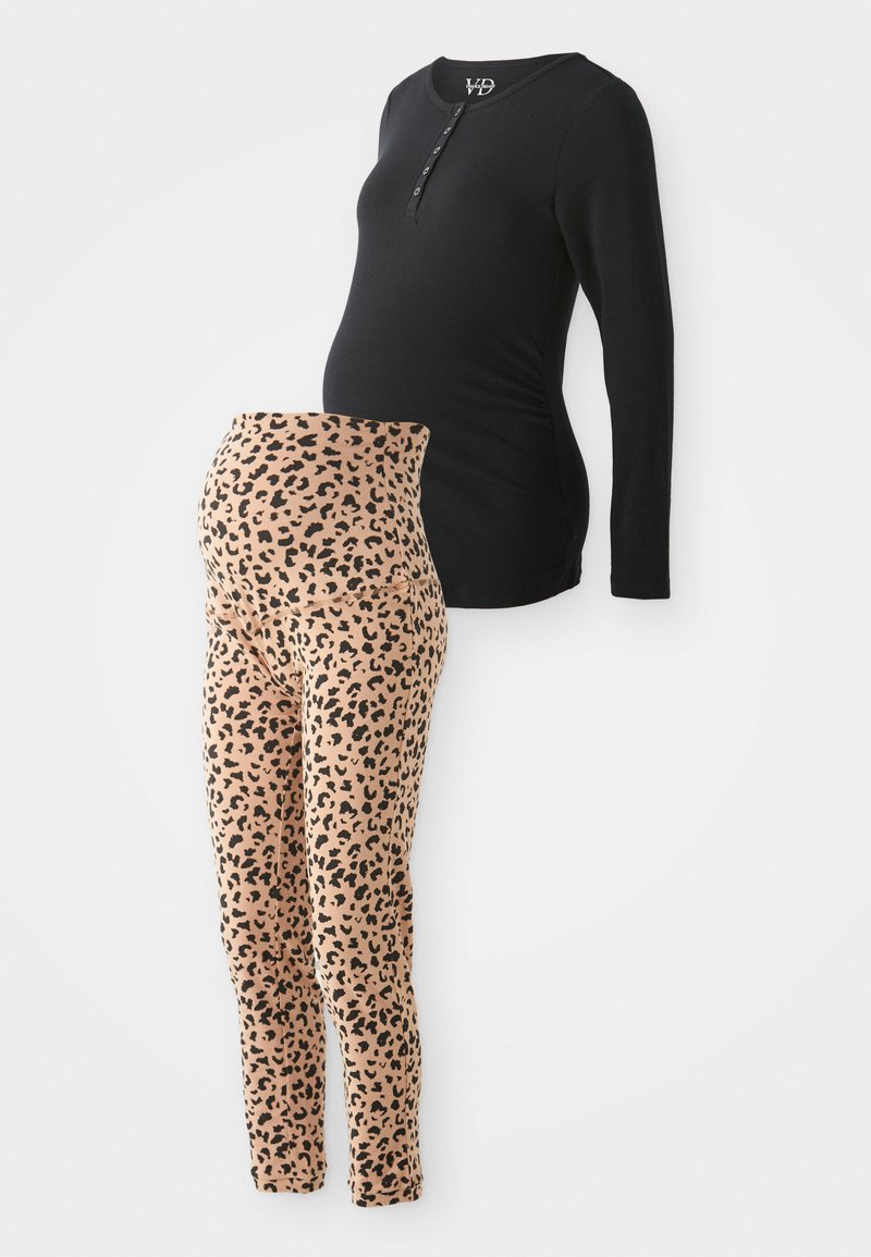 Zwangerschapsset met een zwarte top met lange mouwen en knoopdetails en beige leggings met een zwart luipaardprintpatroon.