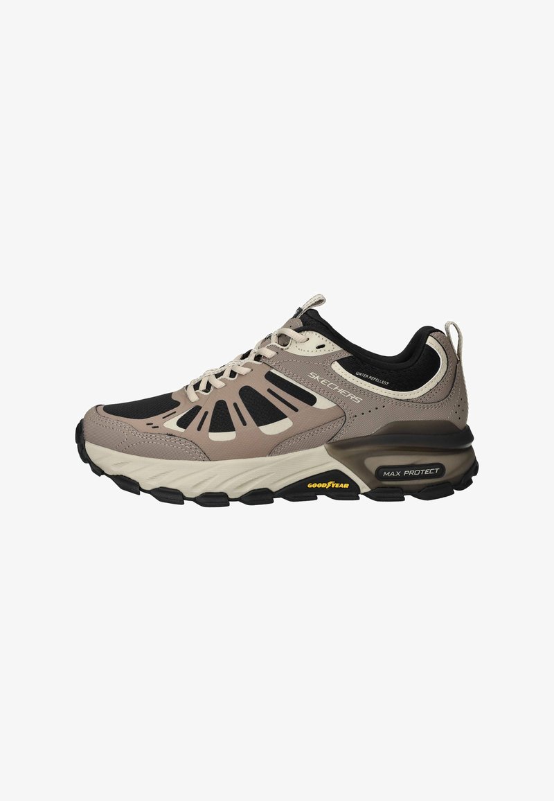 Baskets Skechers marron clair et noires avec semelle blanche, semelle extérieure Goodyear, talon Max Protect et détails en tissu déperlant.