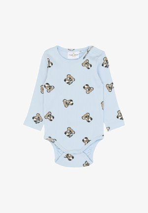 Hellblauer, gerippter Baby-Body mit langen Ärmeln, versehen mit verstreuten Bärenmotiven und Druckknöpfen an Schulter und Beinöffnung für einfaches An- und Ausziehen.