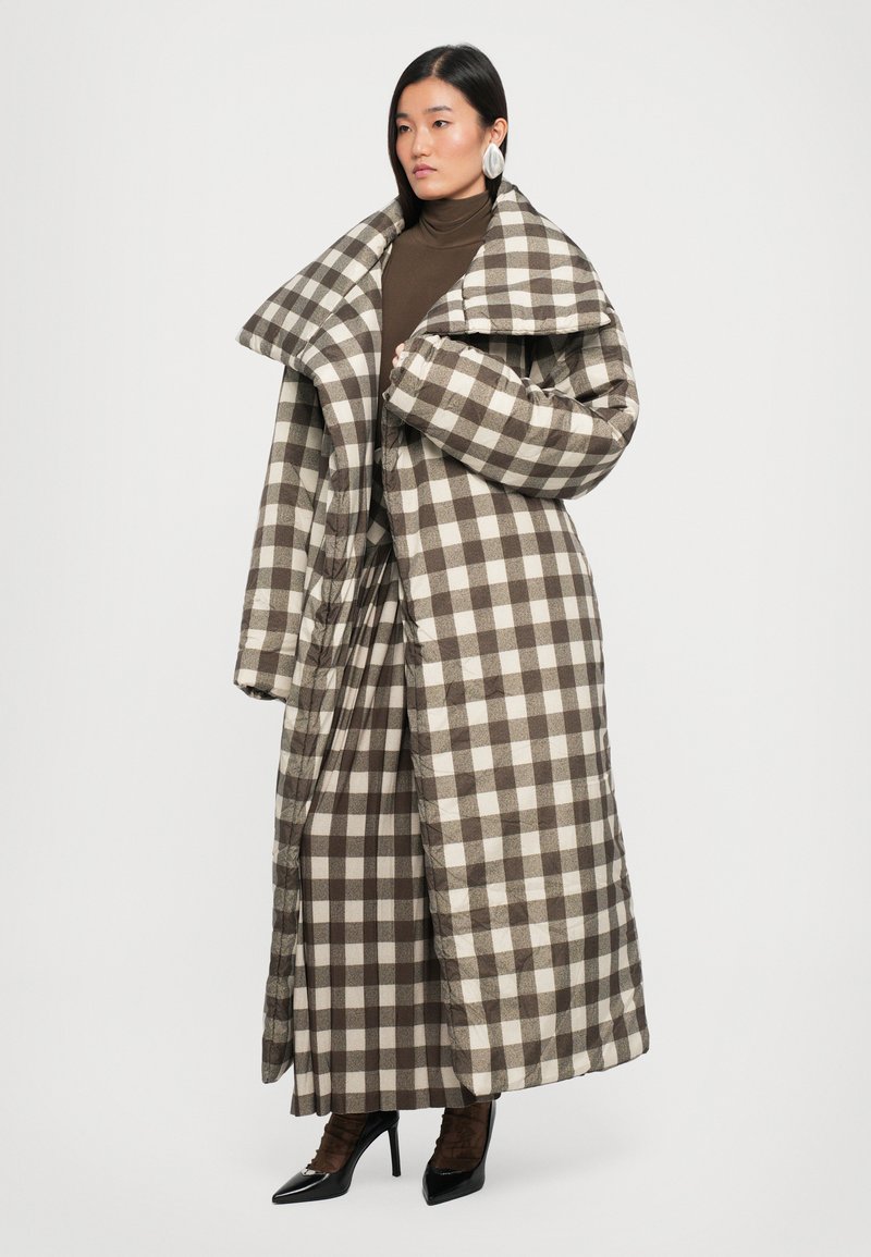 Porno bi swing rasmlar Arab askari va amerikalik ayolning seks videosi