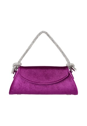 Mała fioletowa aksamitna torebka na ramię z zakrzywioną klapą i błyszczącym srebrnym łańcuszkiem z uchwytem związanym w supełki na obu końcach.