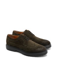 Scarpe in suede marrone con finitura liscia, caratterizzate da un design brogue, punta tonda, suola in gomma nera e lacci blu.