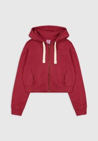 Sudadera corta roja de felpa, que presenta una cremallera frontal, cordones en color crema y bolsillos laterales con puños y dobladillo acanalados.