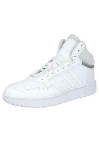 Sneakers bianchi alte con tomaia in pelle liscia, punta perforata, dettagli in mesh e suola in gomma testurizzata. Presentano un design a tre strisce.