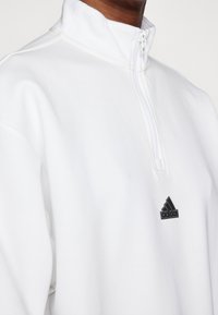 adidas Sportswear FUTURE ICONS THREE STRIPES QUARTER ZIP - Ikdienas džemperis - white