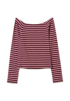 Top de manga larga a rayas en burdeos y rosa claro, con escote off-the-shoulder y textura acanalada. Longitud cropped y diseño ajustado.