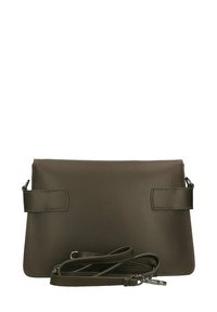 Borsa a tracolla in pelle marrone con una texture liscia, forma rettangolare e tracolla regolabile; presenta due flap di chiusura e dettagli cuciti.