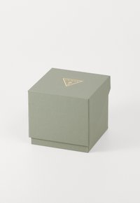 Firkantet, tekstureret grønt gaveæske med et gyldent logo på toppen. Robust konstruktion og foldbart design forbedrer brugervenlighed og præsentation.