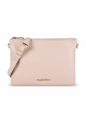 Borsa a tracolla rettangolare in pelle rosa chiaro con tracolla regolabile e logo Valentino dorato al centro davanti.