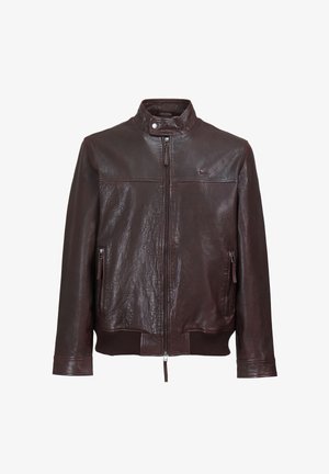 Giacca in pelle marrone con colletto alla coreana, chiusura con zip, due tasche laterali, orlo a costine e un logo discreto sul petto. Finitura testurizzata.