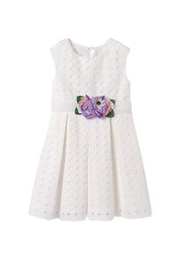 Abito bianco con tessuto testurizzato e motivo a scallop, design senza maniche e applicazione floreale in viola e rosa sulla vita.