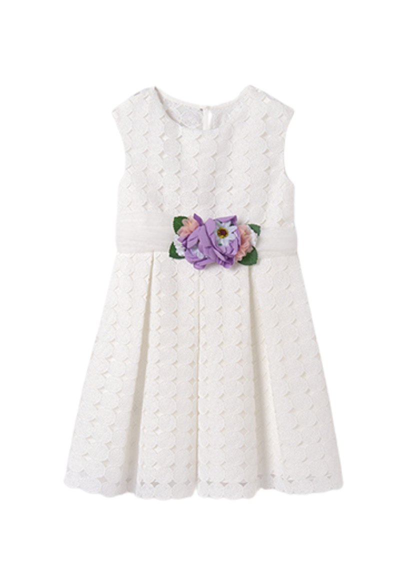Abito bianco con tessuto testurizzato e motivo a scallop, design senza maniche e applicazione floreale in viola e rosa sulla vita.