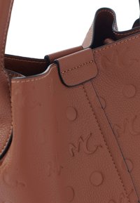 Borsa a mano in pelle marrone con motivi in rilievo, cuciture a contrasto e design strutturato. Presenta una chiusura magnetica e una texture liscia.