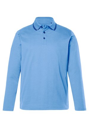 Camisa polo de manga larga azul claro hecha de algodón, con un cuello acanalado con acentos en azul marino y tres botones en la tapeta.