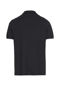Sort polo shirt lavet af bomuld. Den har en klassisk krave, korte ærmer og en lige kant uden synlige logoer eller mønstre.