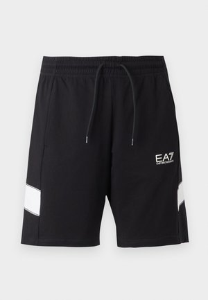 Czarne sportowe spodenki z elastycznym pasem i sznurkiem, białe skośne paski po bokach oraz biały logo EA7 Emporio Armani na prawej nodze.