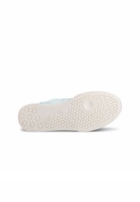 Semelle en caoutchouc blanc avec un motif de semelle géométrique. Présente un matériau supérieur bleu clair et un logo, conçu pour le confort et la durabilité.
