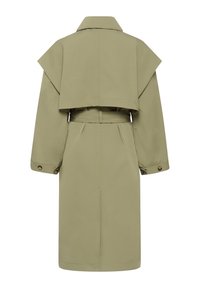 Olivno zeleni plašč s pasom, rahlo razširjenim hrbtnim ovratnikom in gumbnimi manšetami. Gladka tekstura, dizajn do kolen.
