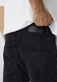 PULL&BEAR BASIC CARROT - Jeans Tapered Fit - black