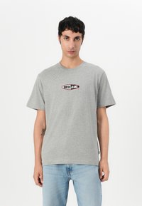 Guess Jeans SMALL LOGO TEE - Apdrukāts T-krekls - medium grey