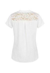 T-shirt bianco a maniche corte con pannello posteriore in pizzo, texture morbida e design semplice con taglio dritto e una leggera plissettatura.