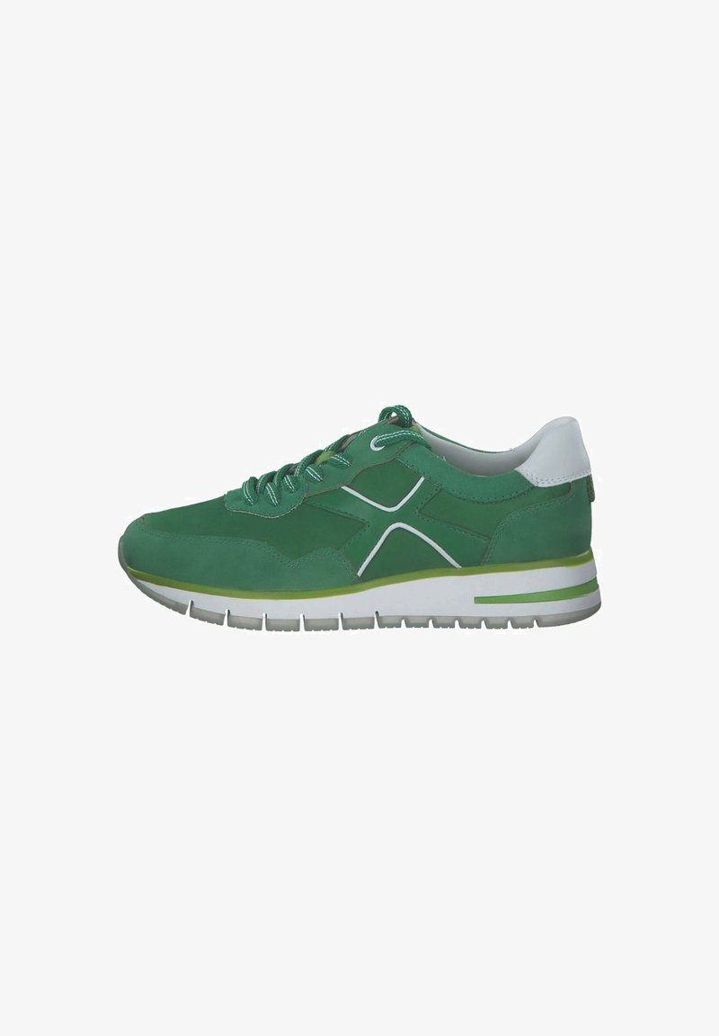 Scarpa sportiva verde con finitura in suede liscia, dettagli bianchi e suola testurizzata. Presenta un design con lacci e un colletto imbottito per il comfort.