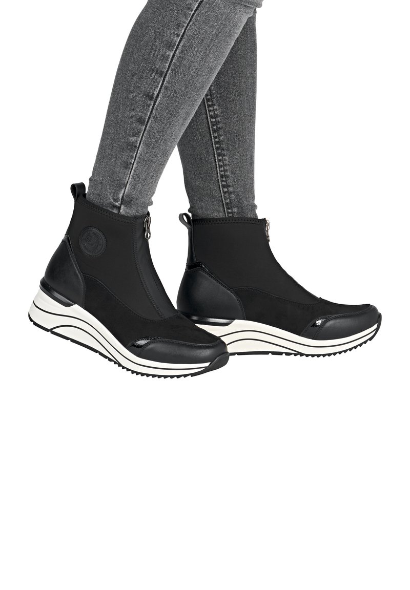 Botines negros con un diseño elegante, fabricados con materiales sintéticos. Presentan un upper texturizado, cierre de cremallera y suela de rayas blancas.