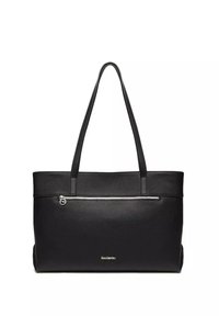 Borsa tote in pelle nera con due manici lunghi, superficie testurizzata, cerniera argentata e una tasca frontale con un logo al centro.