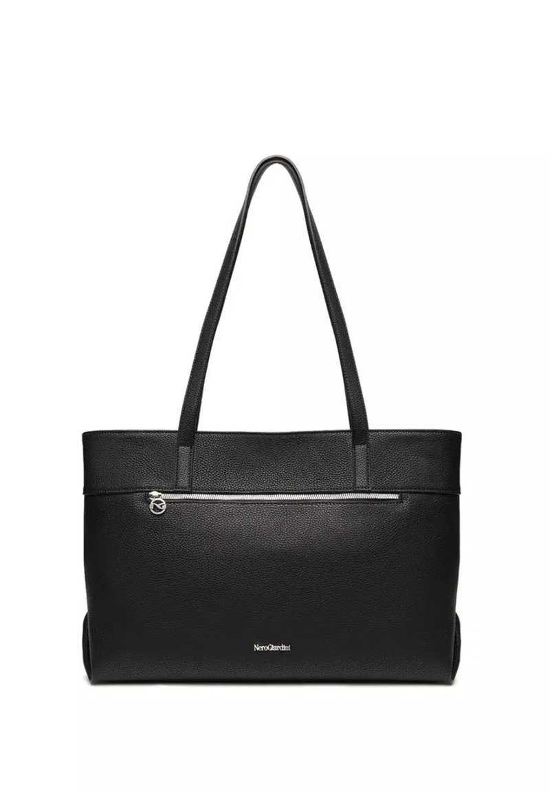 Borsa tote in pelle nera con due manici lunghi, superficie testurizzata, cerniera argentata e una tasca frontale con un logo al centro.
