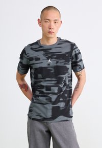 Jordan - CREW - Nyomott mintás póló - iron grey/sail Miniatűr kép 1
