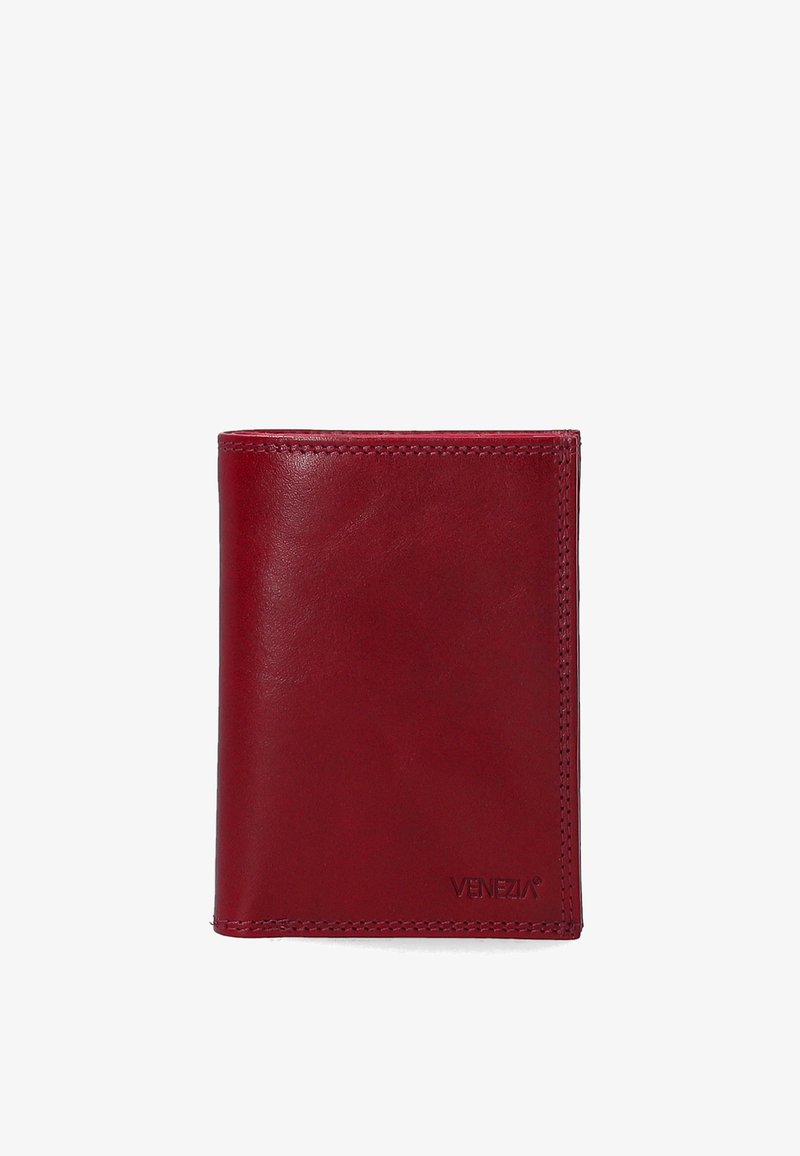 Rode lederen portemonnee met een gladde textuur, bi-fold ontwerp, subtiele stiksels en een geperst logo rechtsonder.