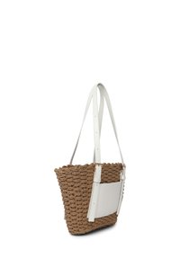 Sac en paille tissé en forme triangulaire, avec des accents en cuir blanc, de longues anses réglables et une grande poche avant.