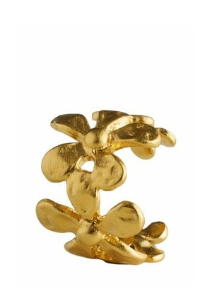 Pierścionek z metalu w złotym odcieniu, w kształcie dwóch nakładających się kwiatów, każdy z zaokrąglonymi płatkami i gładkim, lekko teksturowanym wykończeniem.