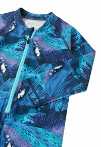 Krótki piankowy kombinezon z jasnym nadrukiem podwodnym w odcieniach niebieskiego, fioletowego i białego, z zamkiem błyskawicznym oraz płaskimi szwami.