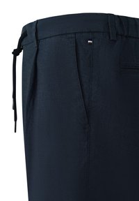 Marineblaue Leinenhosen mit einem Kordelzugbund, vorderen Falten und einer Gesäßtasche mit dezenten Steppdetails.