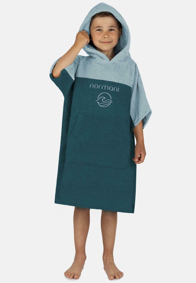 Kapuzen-Badeponcho in Teal und Hellblau, aus weichem Frottee-Stoff gefertigt. Mit einer Fronttasche und dem Logo "normani" auf der Brust bedruckt.