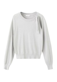 Pulover gri deschis tricotat, cu mâneci lungi, decolteu rotund și un detaliu subțire de panglică pe umărul stâng. Mâneci și tiv striate.